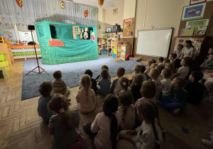 Zdjęcie przedstawia dzieci podczas przedstawienia teatralnego