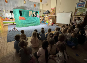 Przedstawienie teatralne pt "Piotruś Pan" w wykonaniu teatru Widzimisie