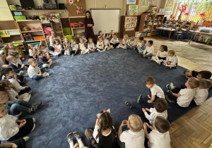 Zdjęcie przedstawia dzieci podczas Dnia Edukacji Narodowej