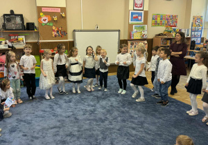 Zdjęcie przedstawia dzieci podczas Dnia Edukacji Narodowej