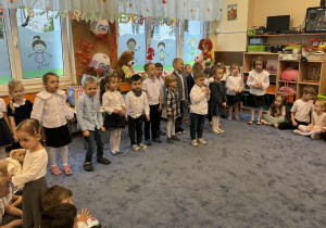 Zdjęcie przedstawia dzieci podczas Dnia Edukacji Narodowej