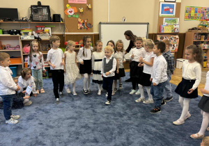 Zdjęcie przedstawia dzieci podczas Dnia Edukacji Narodowej