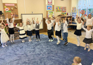 Zdjęcie przedstawia dzieci podczas Dnia Edukacji Narodowej