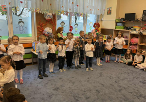 Zdjęcie przedstawia dzieci podczas Dnia Edukacji Narodowej