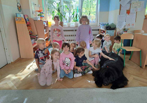 Zdjęcie przedstawia zajęcia z dogoterapii