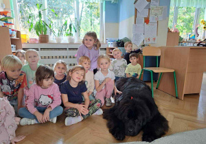 Zdjęcie przedstawia zajęcia z dogoterapii