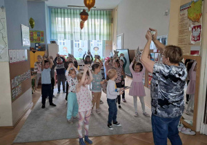 Zdjęcie przedstawia dzieci podczas zabaw z gazetami