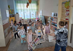 Zdjęcie przedstawia dzieci podczas zabaw z gazetami