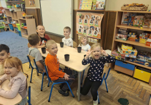 Zdjęcie przedstawia dzieci podczas robienia soku z owoców