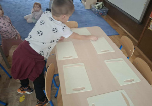 Zdjęcie przedstawia dzieci podczas robienia soku z owoców