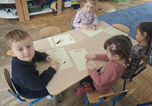 Zdjęcie przedstawia dzieci podczas robienia soku z owoców