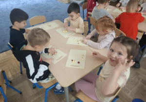 Zdjęcie przedstawia dzieci podczas robienia soku z owoców