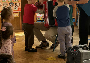 Zdjęcie przedstawia dzieci podczas koncertu w przedszkolu