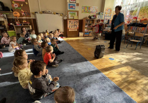 Zdjęcie przedstawia dzieci podczas koncertu w przedszkolu