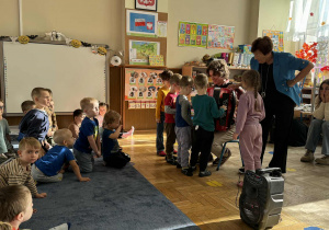 Zdjęcie przedstawia dzieci podczas koncertu w przedszkolu