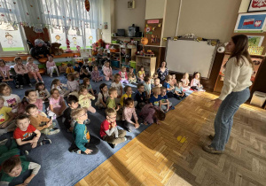 Zdjęcie przedstawia dzieci podczas koncertu w przedszkolu