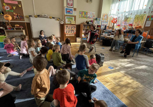 Zdjęcie przedstawia dzieci podczas koncertu w przedszkolu