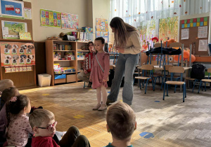 Zdjęcie przedstawia dzieci podczas koncertu w przedszkolu