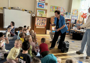 Zdjęcie przedstawia dzieci podczas koncertu w przedszkolu