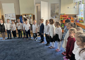 Zdjęcie przedstawia dzieci podczas śpiewania hymnu