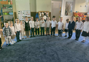 Zdjęcie przedstawia dzieci podczas śpiewania hymnu