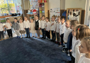 Zdjęcie przedstawia dzieci podczas śpiewania hymnu