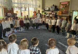 Zdjęcie przedstawia dzieci podczas śpiewania hymnu