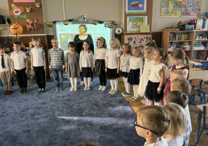 Zdjęcie przedstawia dzieci podczas śpiewania hymnu