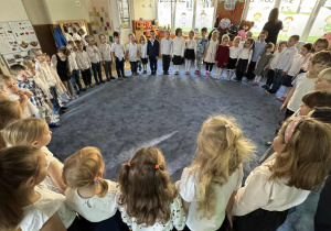 Zdjęcie przedstawia dzieci podczas śpiewania hymnu