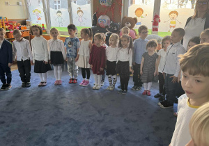 Zdjęcie przedstawia dzieci podczas śpiewania hymnu