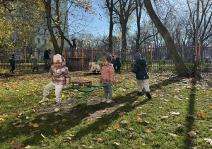Zdjęcie przedstawia dzieci podczas zabaw w ogrodzie