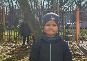 Zdjęcie przedstawia dzieci podczas zabaw w ogrodzie