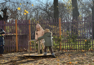 Zdjęcie przedstawia dzieci podczas zabaw w ogrodzie