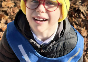 Zdjęcie przedstawia dzieci podczas zabaw w parku