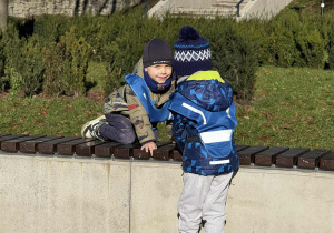 Zdjęcie przedstawia dzieci podczas zabaw w parku