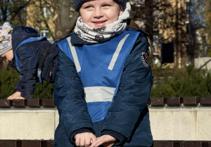 Zdjęcie przedstawia dzieci podczas zabaw w parku