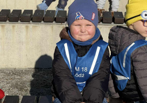 Zdjęcie przedstawia dzieci podczas zabaw w parku
