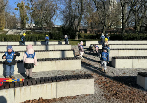 Zdjęcie przedstawia dzieci podczas zabaw w parku