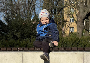 Zdjęcie przedstawia dzieci podczas zabaw w parku