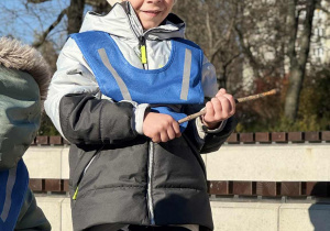 Zdjęcie przedstawia dzieci podczas zabaw w parku