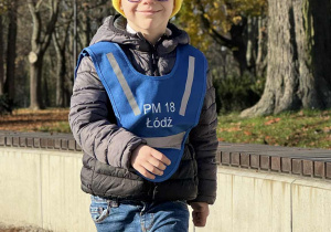 Zdjęcie przedstawia dzieci podczas zabaw w parku