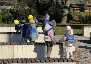 Zdjęcie przedstawia dzieci podczas zabaw w parku