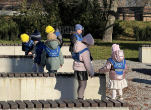 Dzieciaczki do parku gonią z radości, bo słońce na niebie w pełnej jasności - zabawy w Parku Staromiejskim