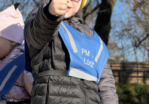 Zdjęcie przedstawia dzieci podczas zabaw w parku