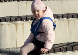 Zdjęcie przedstawia dzieci podczas zabaw w parku