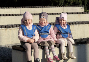 Zdjęcie przedstawia dzieci podczas zabaw w parku