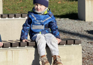 Zdjęcie przedstawia dzieci podczas zabaw w parku