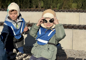 Zdjęcie przedstawia dzieci podczas zabaw w parku