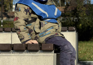 Zdjęcie przedstawia dzieci podczas zabaw w parku