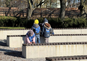 Zdjęcie przedstawia dzieci podczas zabaw w parku